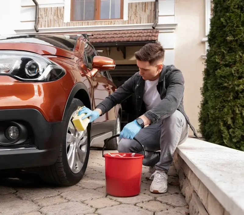 Lavage auto à domicile Saint-Victor-Rouzaud : professionnel intervenant sur un véhicule